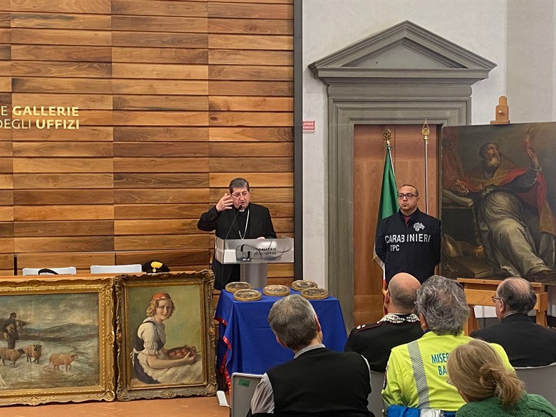 Il momento della riconsegna dei dipinti rubati