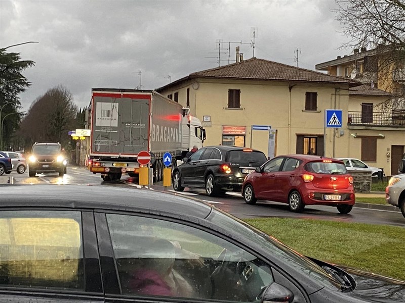 Il mezzo pesante incastrato all'ingresso di via Marconi