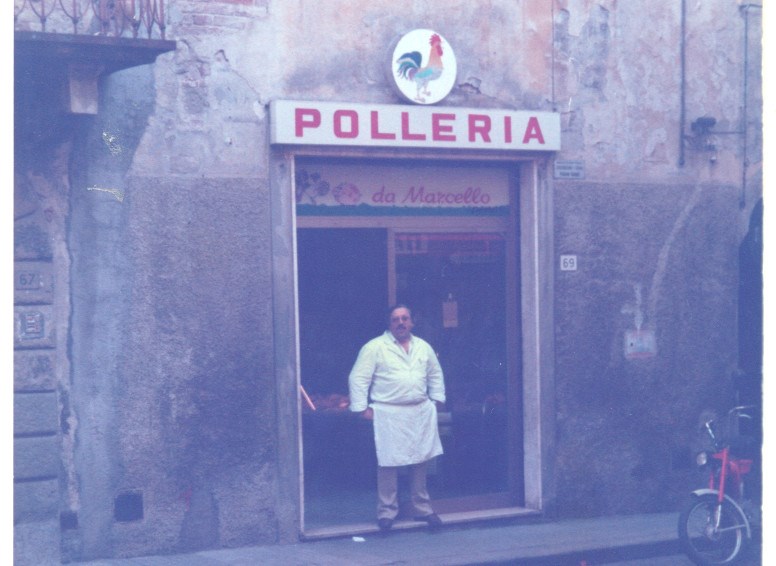 Marcello Banchi detto “penne” nel suo vecchio negozio in Malacoda