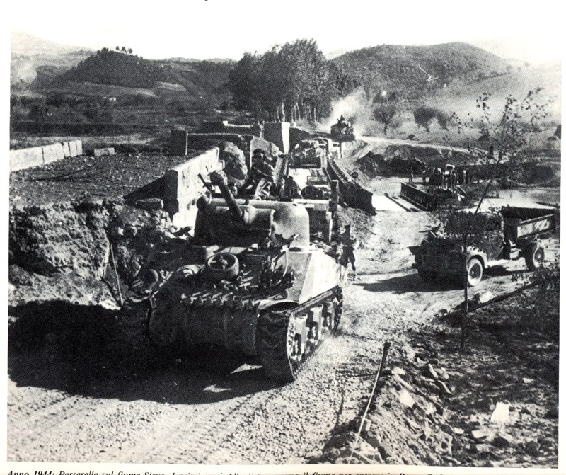Carri Armati della 7^ Divisione Inglese entrano in Borgo San Lorenzo.