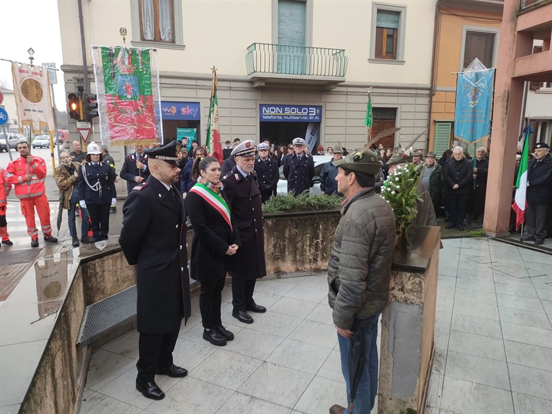 La cerimonia della deposizione di una corona d’alloro al Cippo in  via Giotto Ulivi.