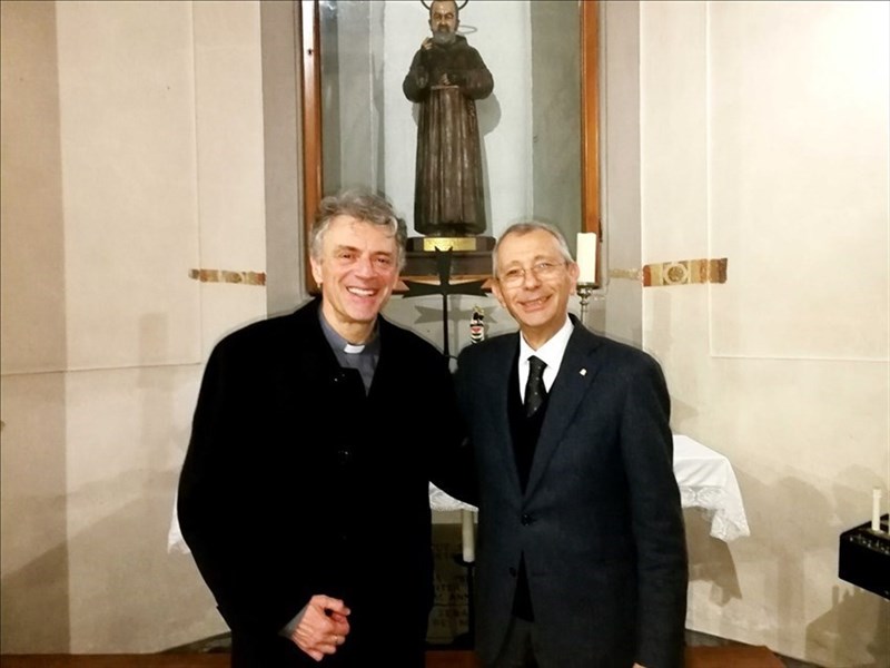 A sinistra il pievano don Stefano Ulivi con il dott. Roberto Marcori, presidente della Fondazione “Ada Cullino Marcori” 