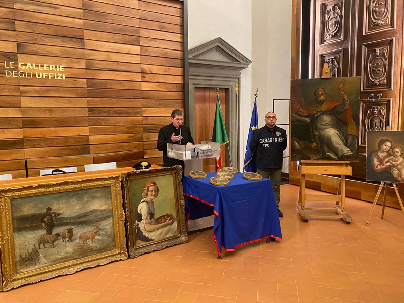 Il momento della riconsegna dei dipinti rubati