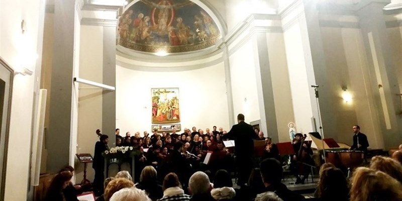 Interno della Pieve di San Silvestro a Barberino di Mugello durante un concerto 