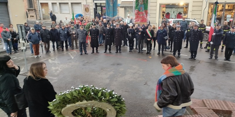 La cerimonia della deposizione di una corona d’alloro al Monumento alla Vittime Civili, in piazza del Poggio .