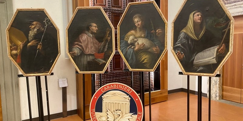 Le tele recuperate dai Carabinieri