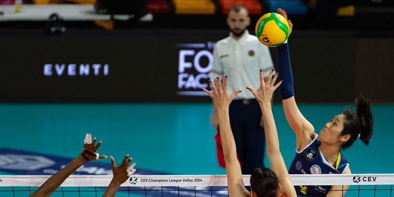 Savino Del Bene Volley e l’Eczacıbaşı in una azione di gioco.