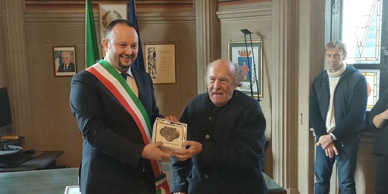 La consegna dello “scarabeo d’oro” a Vieri Chini