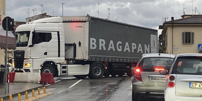 Il mezzo pesante incastato zona Ponte Rosso a Borgo San Lorenzo