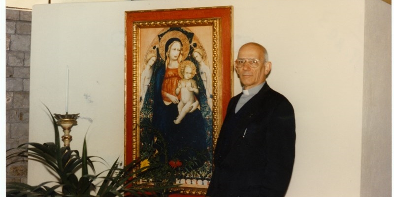 Don Renato Fissi all’interno della vecchia chiesa di Sagginale.