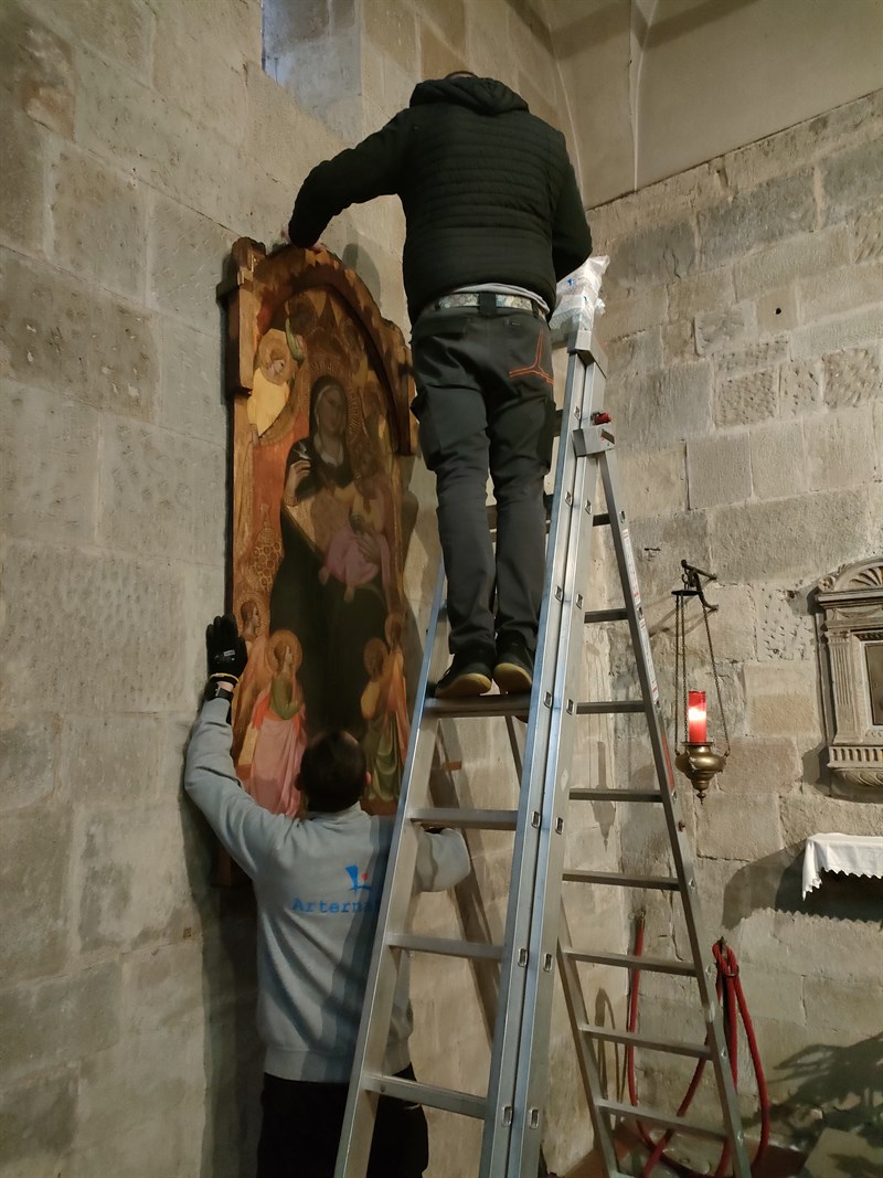 Un momento dei lavori di ricollocazione nella sua casa del dipinto