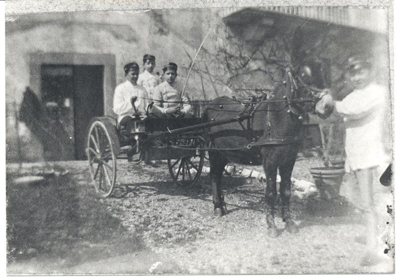 Studenti del Collegio San Giorgio con le loro caratteristiche divise.   