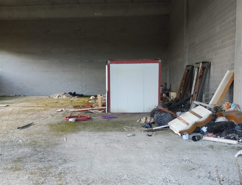 Discarica abusiva all'interno del capannone