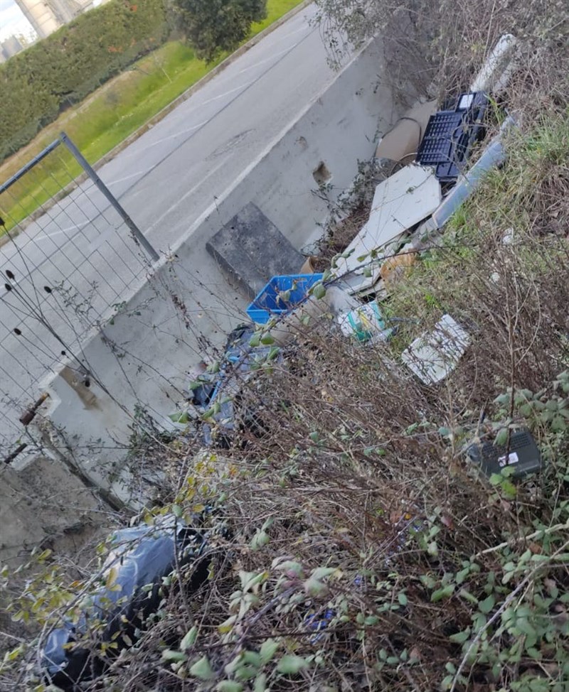 Discarica abusiva all'interno del capannone