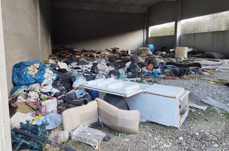 Discarica abusiva all'interno del capannone