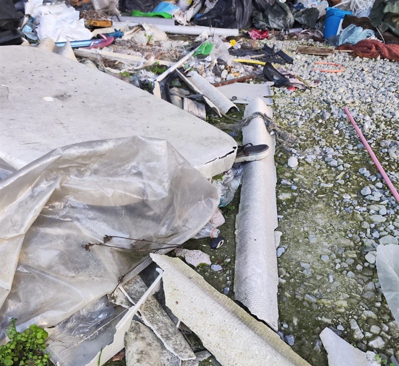 Discarica abusiva all'interno del capannone