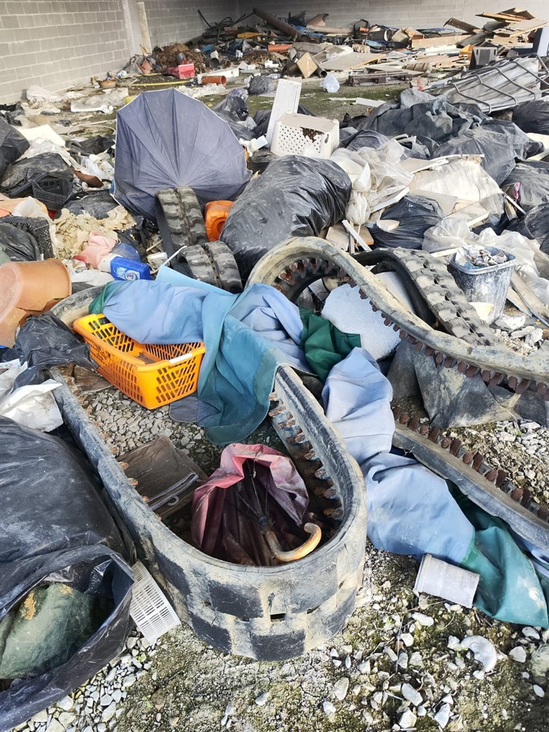 Discarica abusiva all'interno del capannone