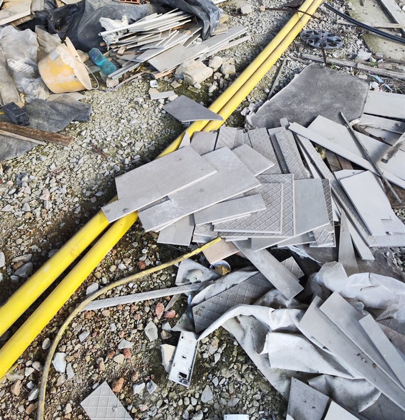 Discarica abusiva all'interno del capannone