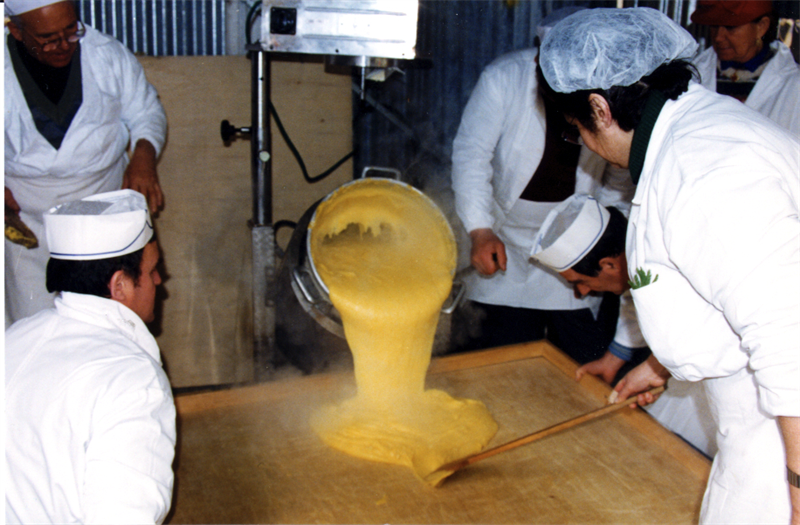 Una delle tante fumanti polentate in piazza Garibaldi