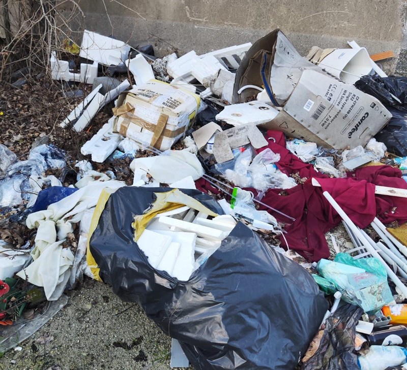 Discarica abusiva all'interno del capannone