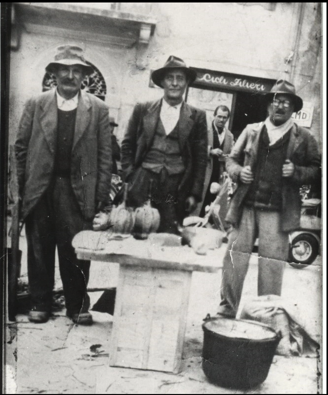 Anno 1947. Terminata la Guerra timidamente si tenta di ripristinare questo evento storico. Davanti al paiuolo si riconoscono da sinistra,  Lorenzo Casati detto “chiogolino”, Giuseppe Giovannini detto