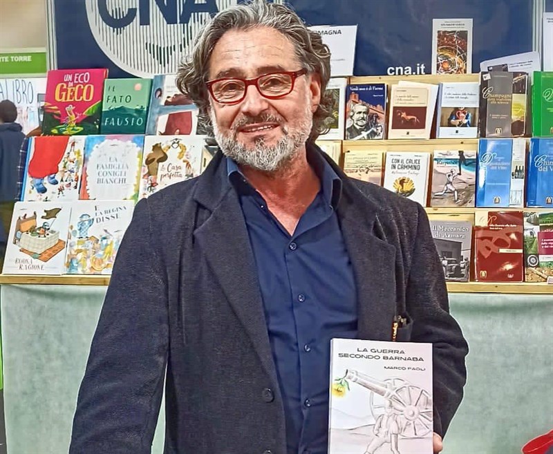 Marco Paoli con il suo libro La Guerra Secondo Barnaba