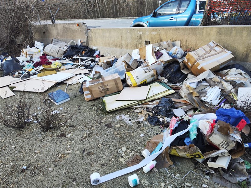 Discarica abusiva all'interno del capannone