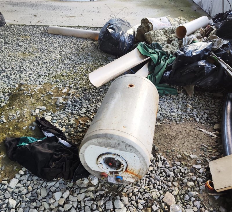Discarica abusiva all'interno del capannone