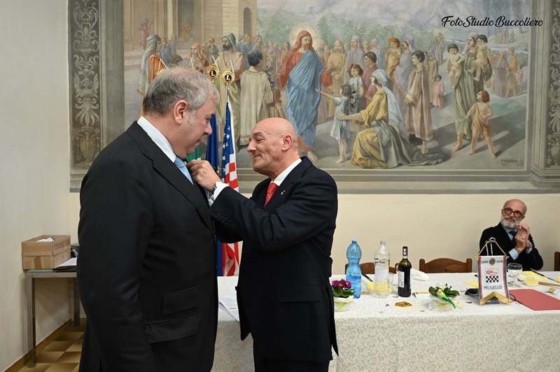 L’attestato a Simone Bettini, presidente della scorsa stagione lionistica