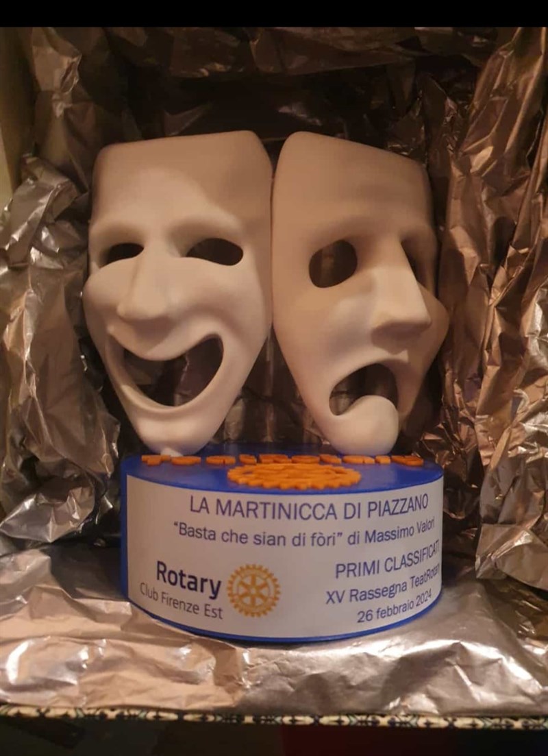 Il Gruppo scultoreo, come primo premio, assegnato alla compagnia teatrale di Piazzano.    