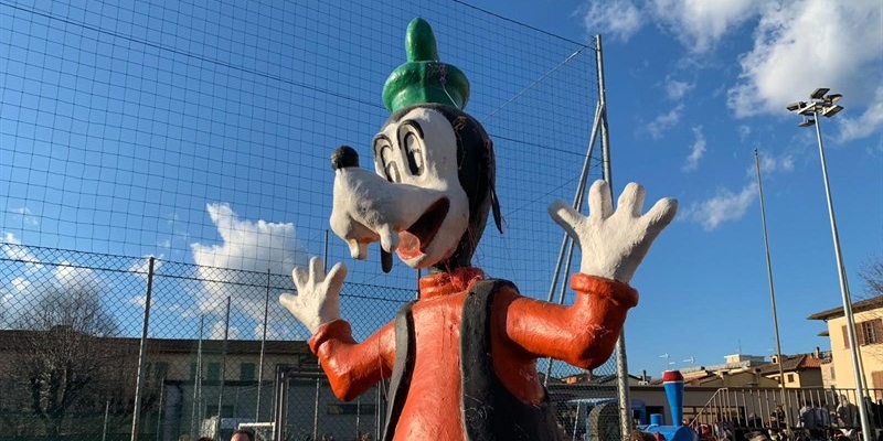 La sfilata dei carri al Centro Giovanile