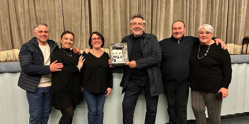 Alcuni componenti  del Teatro La Martinicca dopo aver ricevuto l’attestato.