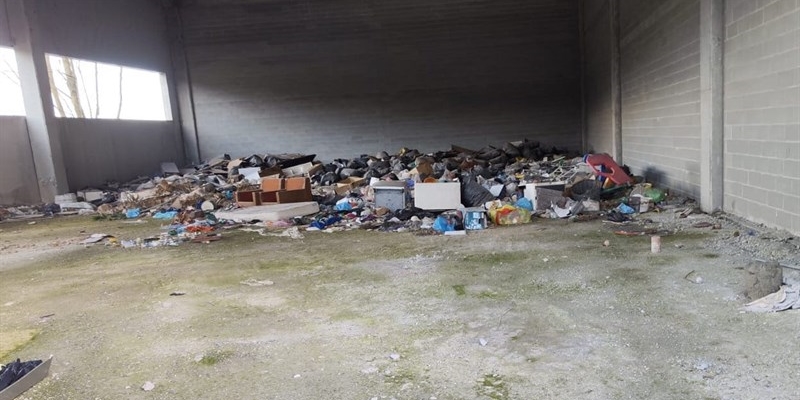 Discarica abusiva all'interno del capannone