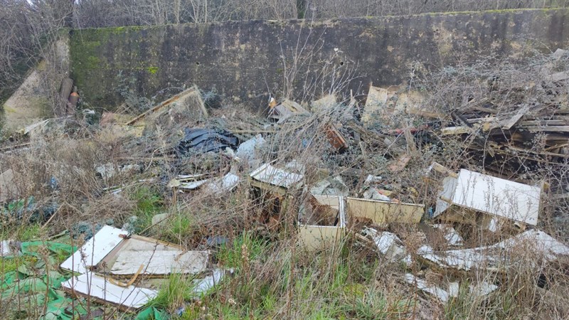 Discarica abusiva all'interno del capannone