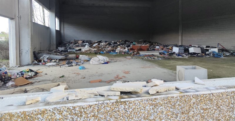 Discarica abusiva all'interno del capannone