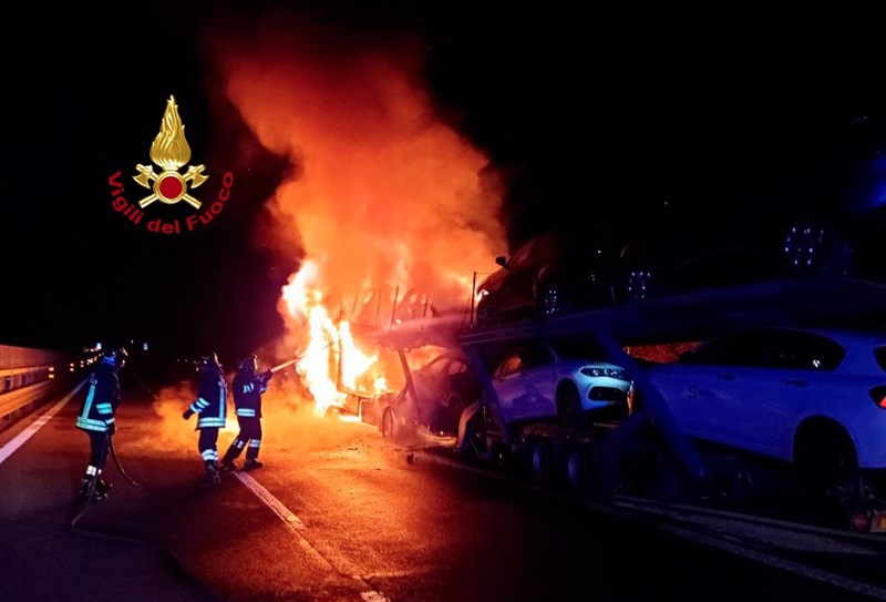 Foto dell'incendio della bisarca