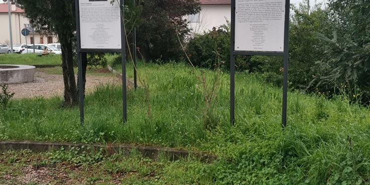 L'incuria dei giardini di fronte alla stazione ferroviaria di Borgo San Lorenzo