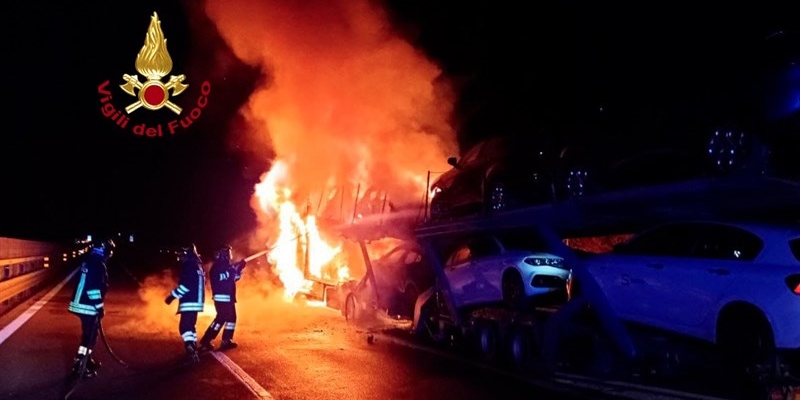 Foto dell'incendio della bisarca