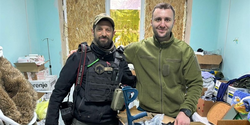 in consegna delle stampelle