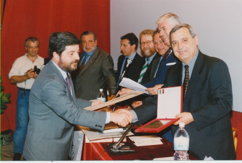 Pietro Mercatali mentre riceve un prestigioso attestato in un convegno culturale al Teatro Giotto. 