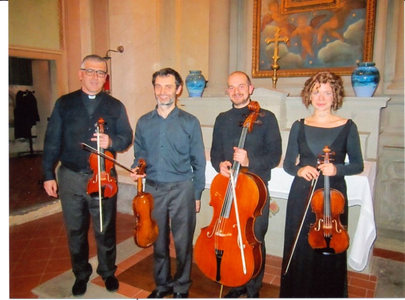 Un concerto degli anni passati, da sinistra don Maurizio Tagliaferri (violino), Stefano Zanobini (viola), Augusto Gasparri (violomcello), Hildegard Kuen (viola)