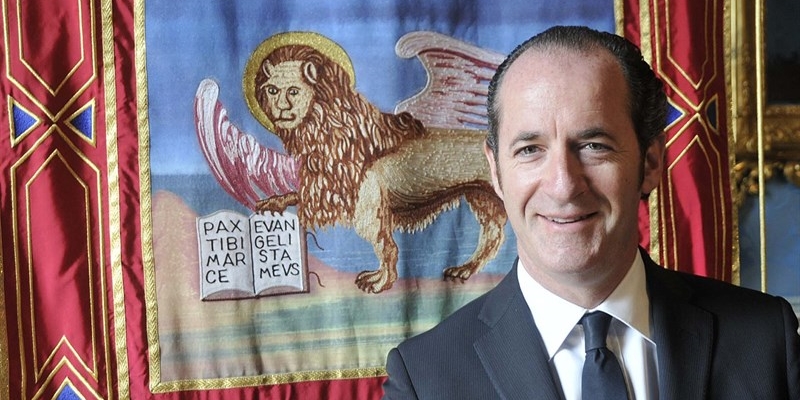 Luca zaia e la bandiera del veneto