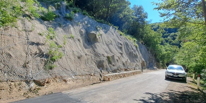 Le misure di contenimento hanno visto l'impiego di una rete paramassi con chiodatura di protezione