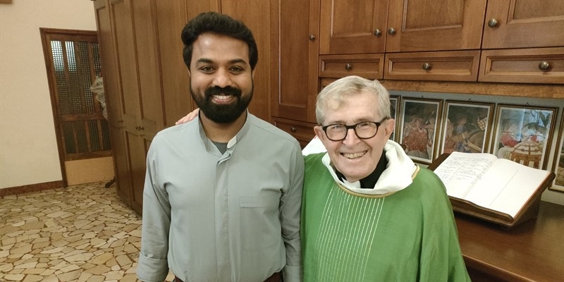 Don Pasquale con il cappellano don Nidhin Josef Kochuveetil.