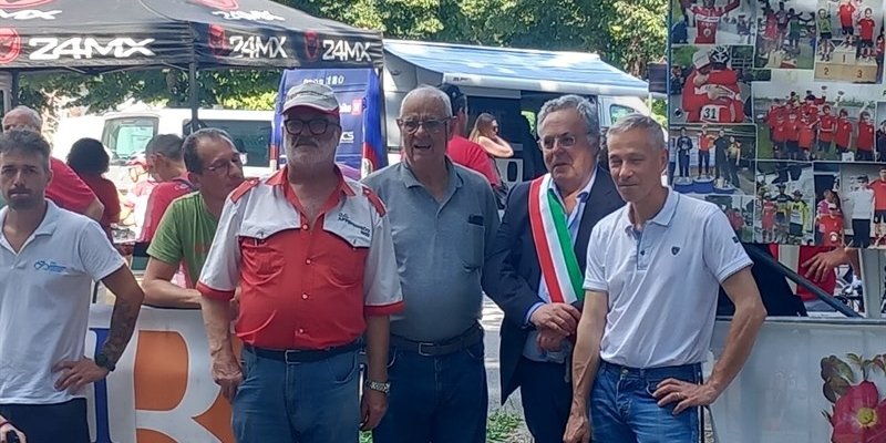Da sinistra Stefano Rossi, il sindaco Leonardo Romagnoli, Aldo Giovannini ( figlio di Amilcare) e Andrea Pini (figlio di Vittorio)