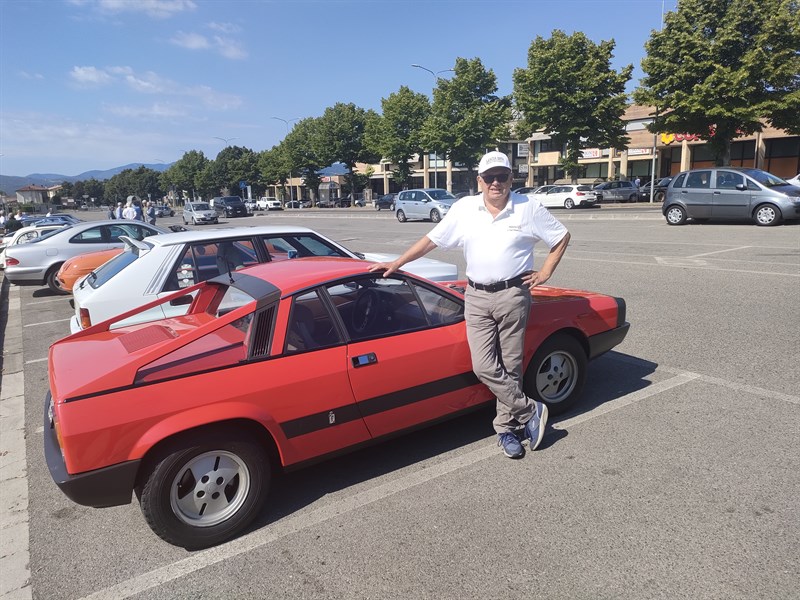 In attesa della partenza da Scarperia per la località del il Favale, Francesco Aimone Puccetti con la sua Lancia Beta Montecarlo.
