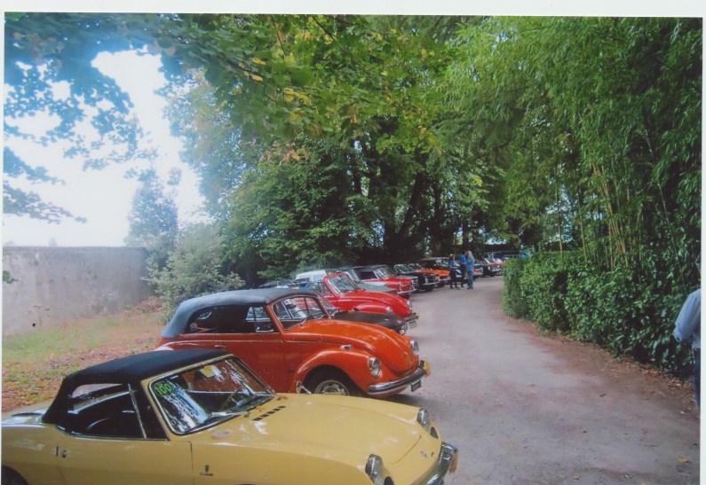 Molte macchine in procinto di partire per le strade del Mugello.