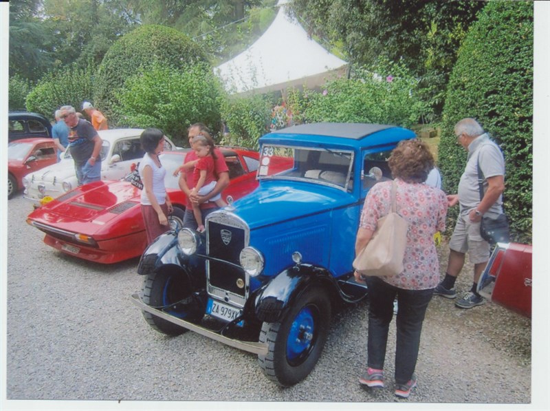 Anche famigliole al raduno delle macchine d’epoca