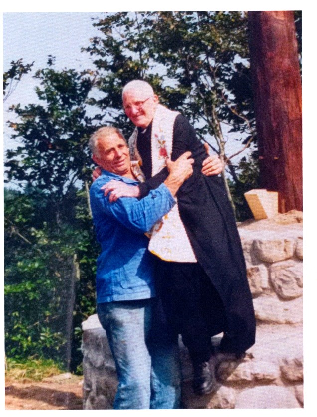 Una simpatica immagine di Pierone che solleva don Costante!