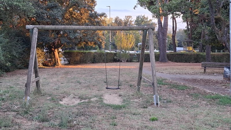 Foto segnalazione incuria di un lettore per i giardini di Via Pertini a Borgo San Lorenzo